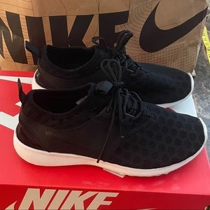 Nike Juvenate :: Women’s Size 6 :: Black